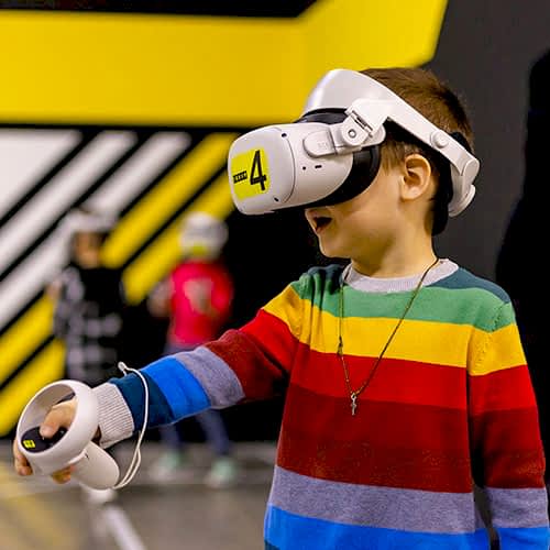 Мальчик в шлеме виртуальной реальности Oculus Quest 2