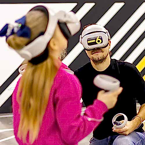 Отец с ребенком изучают виртуальный мир в виар клубе YesVR