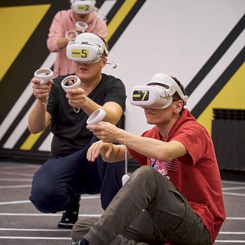Участиники Тимбилдинга на VR арене изучают виртуальную реальность