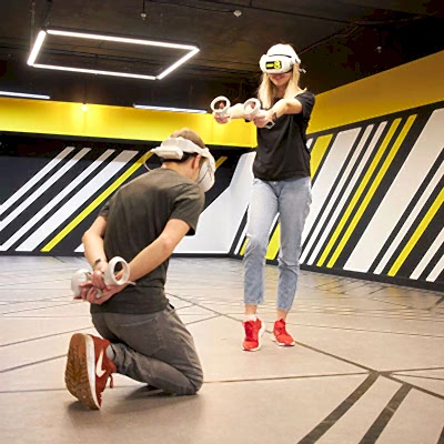 Влюбленная пара проводит 14 Февраля в VR клубе